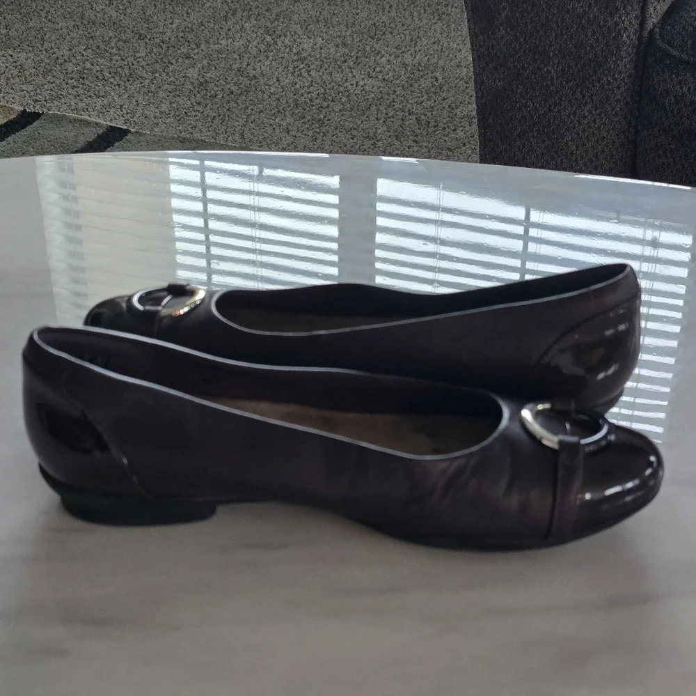 Clarks Womens Leather Slip-On Flats 9.5 Buckle Detail Burgundy Exellent